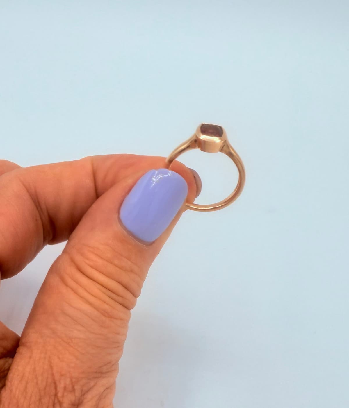 Handgefertigter Cube-Ring aus recyceltem Gelbgold mit tiefrotem Granat  – moderner Unikat-Ring aus dem Atelier Q.