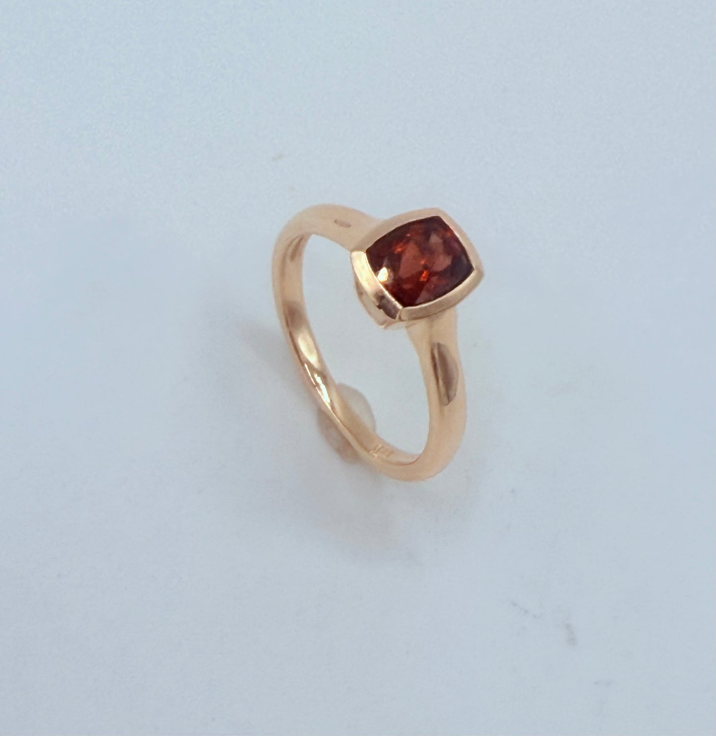 Detailaufnahme Ring Cube Red aus Gelbgold mit leuchtend rotem Granatstein. Handarbeit Atelier Q.