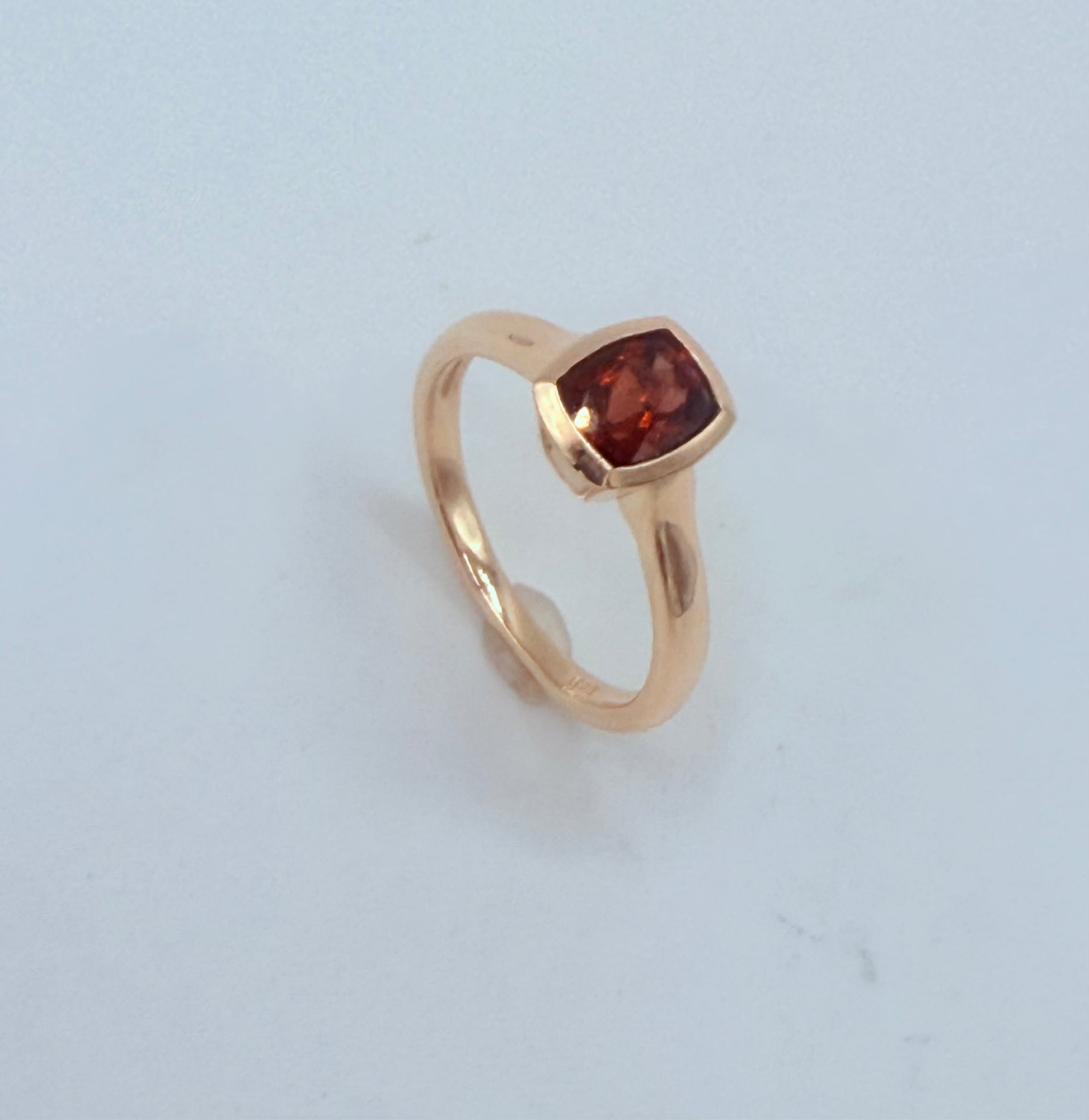 Detailaufnahme Ring Cube Red aus Gelbgold mit leuchtend rotem Granatstein. Handarbeit Atelier Q.