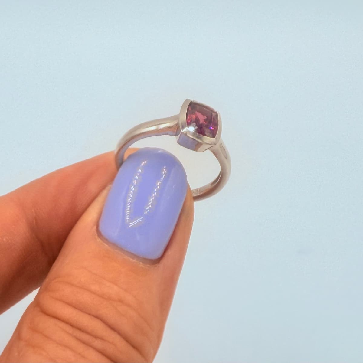 Ring Cube Red aus Silber mit rotem Granat – handgeschmiedet im Atelier Q. Moderner Solitärring mit klarer Form und leuchtendem Stein.