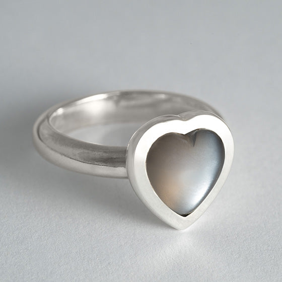 Seitliche Ansicht vom Heart Ring – massives Silber, moderne Form, handmade im Atelier Q