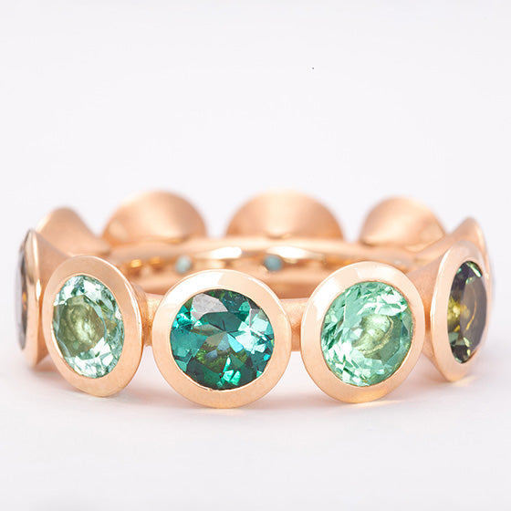 Handgefertigter Ring „Drop It“ aus Roségold mit Turmalinen in allen Grüntönen – exklusives Unikat von Atelier Q.