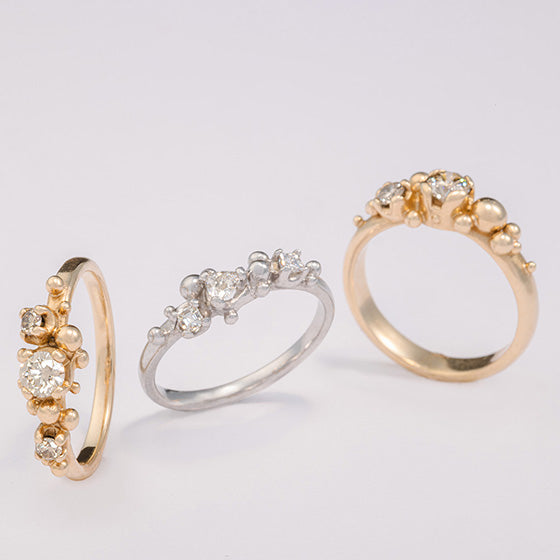 Ring aus der Serie Sissi – 750er Gelbgold, Roségold und Weißgold mit Diamanten und kleinen Kügelchen, handgeschmiedet im Atelier Q