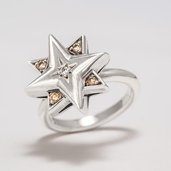 Silberring mit 5 champagnerfarbenen Brillanten – sternförmiges Design, handgefertigt im Atelier Q