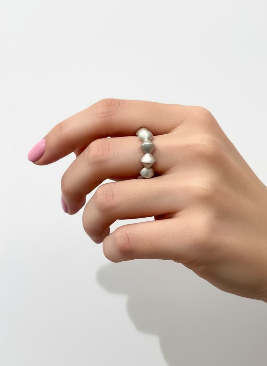 Silberring The Edge mit pyramidenartiger Struktur – getragen am Finger. Silber massiv. Atelier Q.