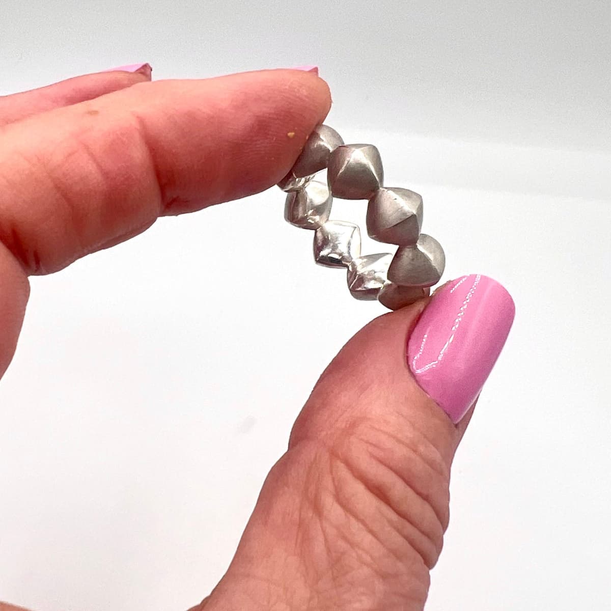 Massiver Silberring mit markanter Pyramidenstruktur – breites, handgefertigtes Statement-Design aus dem Atelier Q.