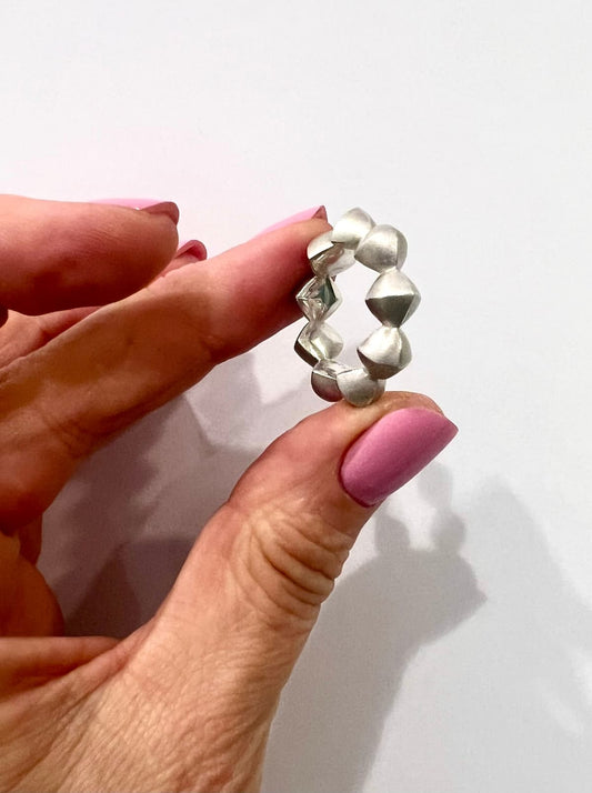 Silberring The Edge mit pyramidenartiger Struktur – getragen am Finger