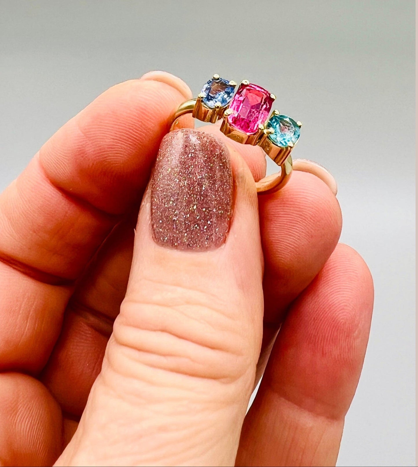 Einzigartiger Solitär-Ring in 585 Gold, besetzt mit pinkem und blauem Saphir sowie Apatit, handgeschmiedet bei Atelier Q