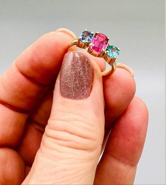 Einzigartiger Solitär-Ring in 585 Gold, besetzt mit pinkem und blauem Saphir sowie Apatit, handgeschmiedet bei Atelier Q