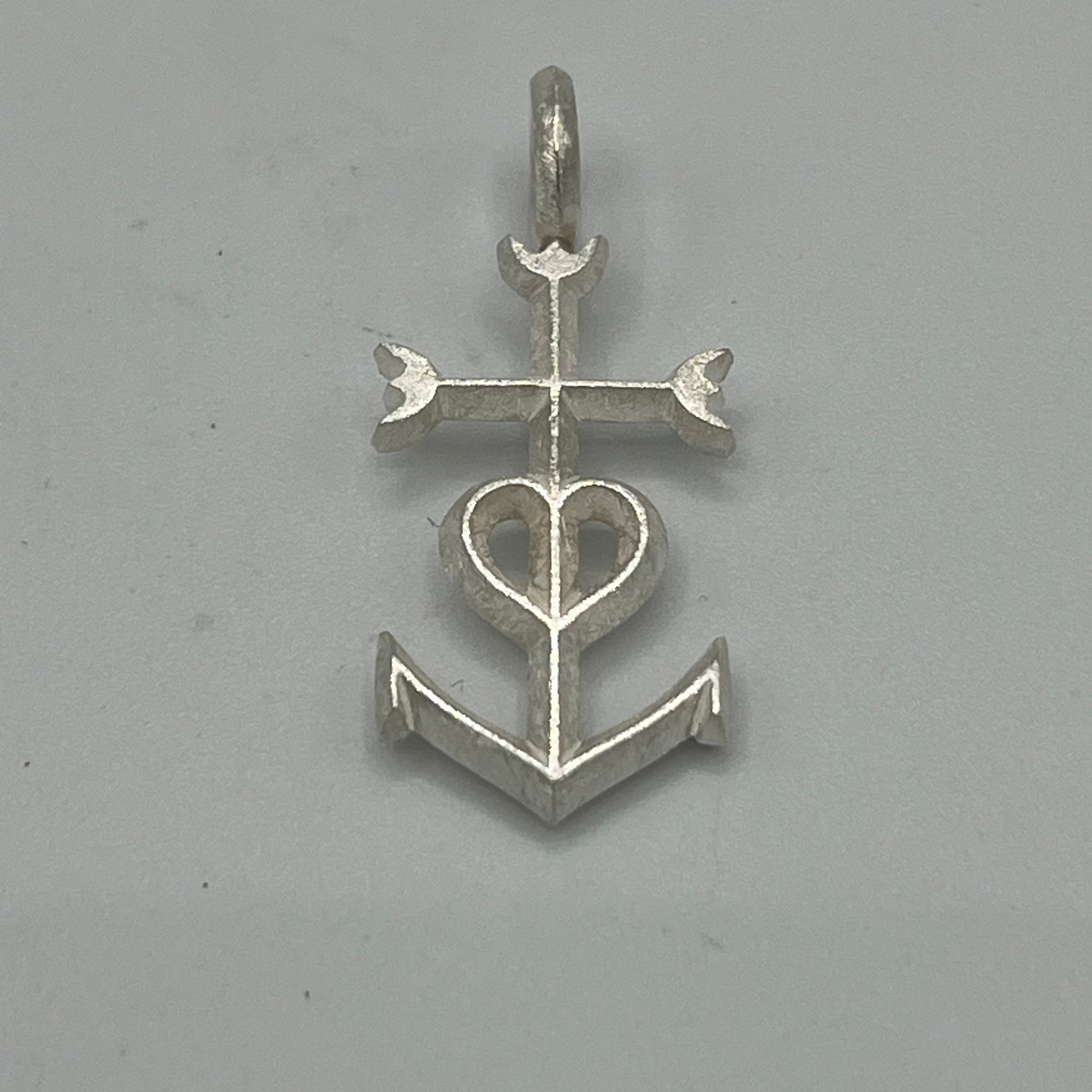 Symbol-Anhänger mit Kreuz, Herz und Anker aus Silber