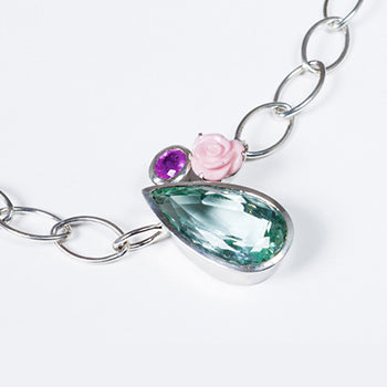 Silber-Ösenkette mit tropfenförmigem Aquamarin, Amethyst und Conch-Muschel im Rosenschliff – handgefertigtes Unikat in Navette-Form von Atelier Q.