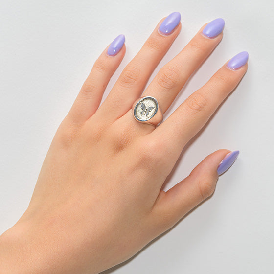 Massiver Silberring mit Schmetterlingskopf aus dem Atelier Q
