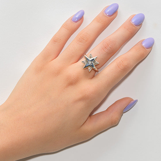 Hand mit Ring Stars in the Sky – zarter Silberring mit fünf Brillanten, getragen am Finger