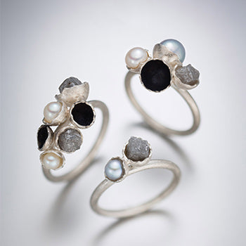 Handgefertigter Silberring mit Tahiti-Perle, Aquamarin-Perle und Rohdiamanten – eierschalenförmig gestaltet | Atelier Q Köln