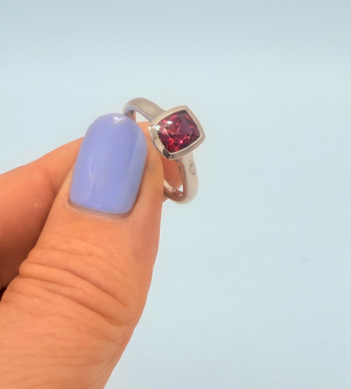 Ring Cube Red aus Platin mit rotem Granat – handgeschmiedet im Atelier Q. Moderner Solitärring mit klarer Form und leuchtendem Stein.