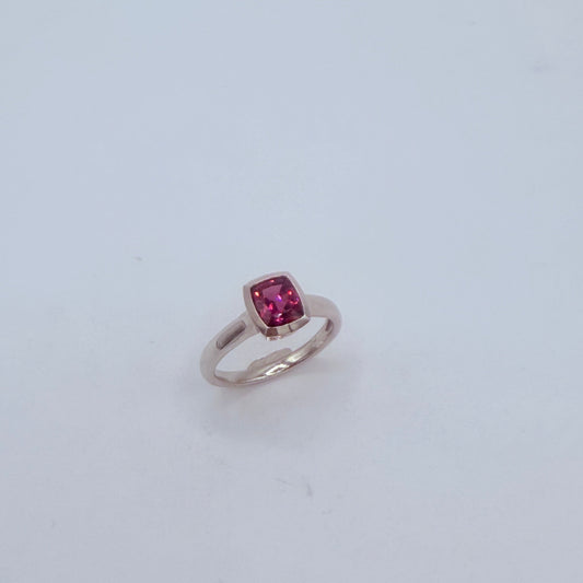 Detailaufnahme Solitär-Ring Q aus Platin mit facettiertem Rhodolit – Seitenansicht