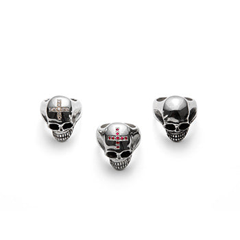 Handgefertigte Totenkopf-Ringe aus Silber und Weißgold, besetzt mit Rubinen und funkelnden Brillanten – markante Unikate von Atelier Q.