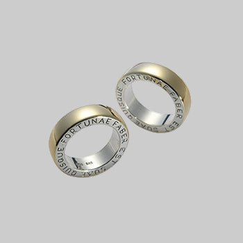 Trauringe aus 2 Farben mit Gold und Silber. Eine Gravur ist seitlich im Rand.