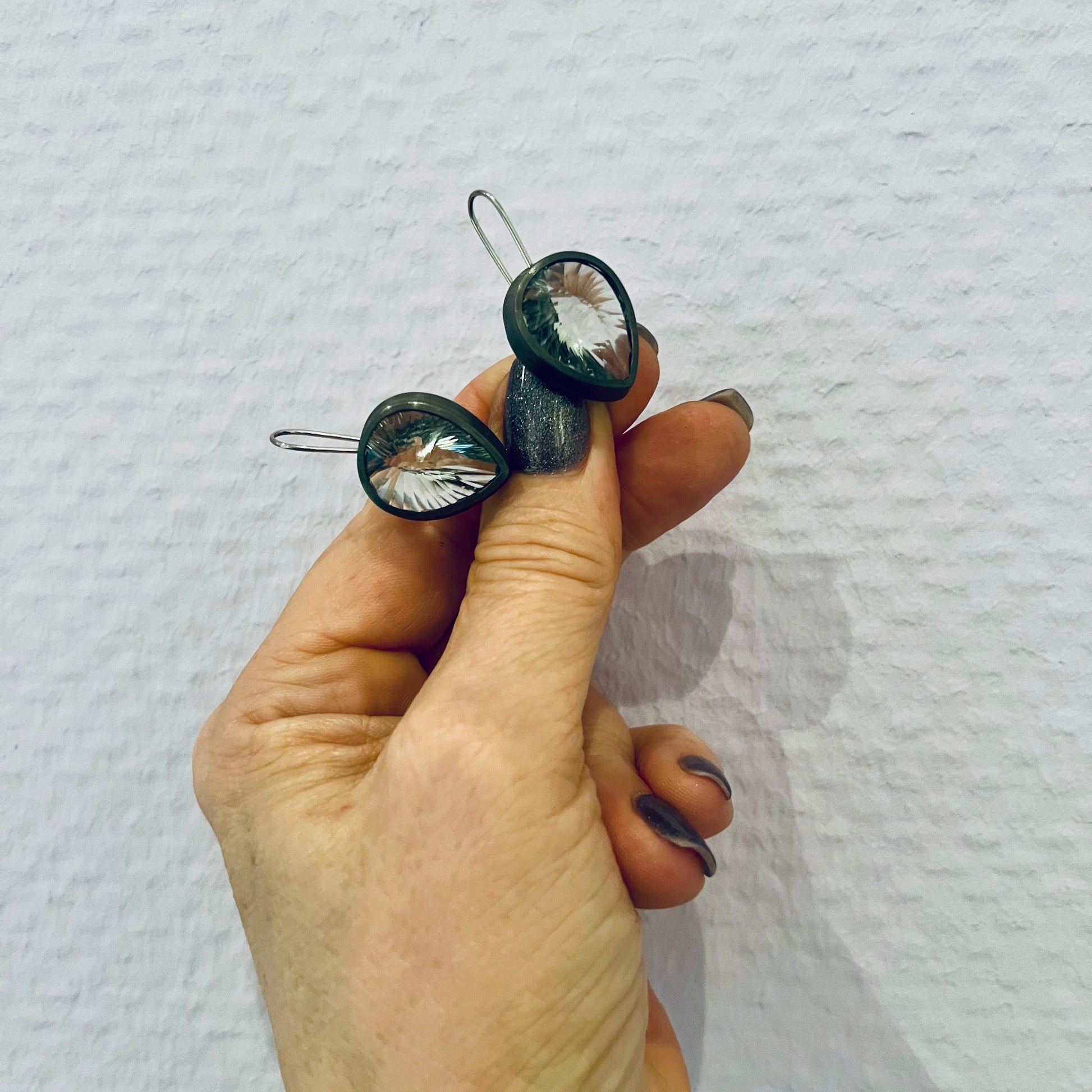 Ohrhänger mit grünem Prasiolith in geschwärztem Silber, Unikate.
