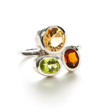 Ring aus Silber mit Citrin, Madeira-Citrin und Peridot in geschlossenen Fassungen | Handgefertigtes Unikat aus recyceltem Familienschmuck | Serie Tuttifrutti