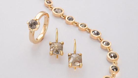 Schmuck-Set aus 750 Roségold mit Champagner-Diamanten – Ring, Ohrringe und Armband in aufwendiger Fassung | Handarbeit Atelier Q