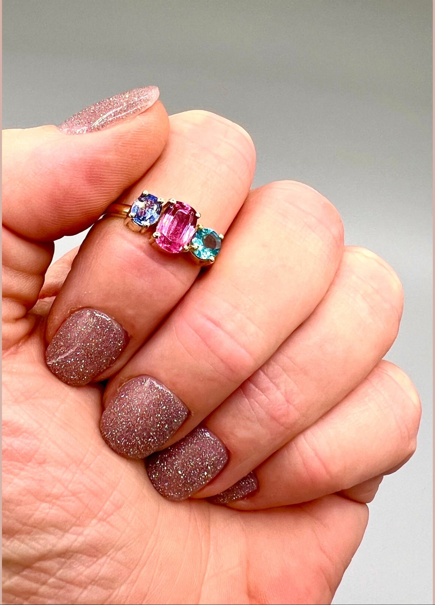 Handgefertigter Verlobungsring aus 585er Gelbgold mit pinkem Saphir, blauem Saphir und Apatit – Atelier Q Köln