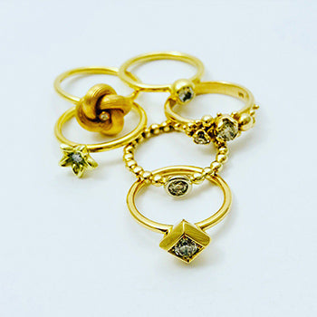 Auswahl handgefertigter Goldringe mit Brillanten – verschiedene Modelle als Verlobungsringe oder Schmuckringe von Atelier Q.